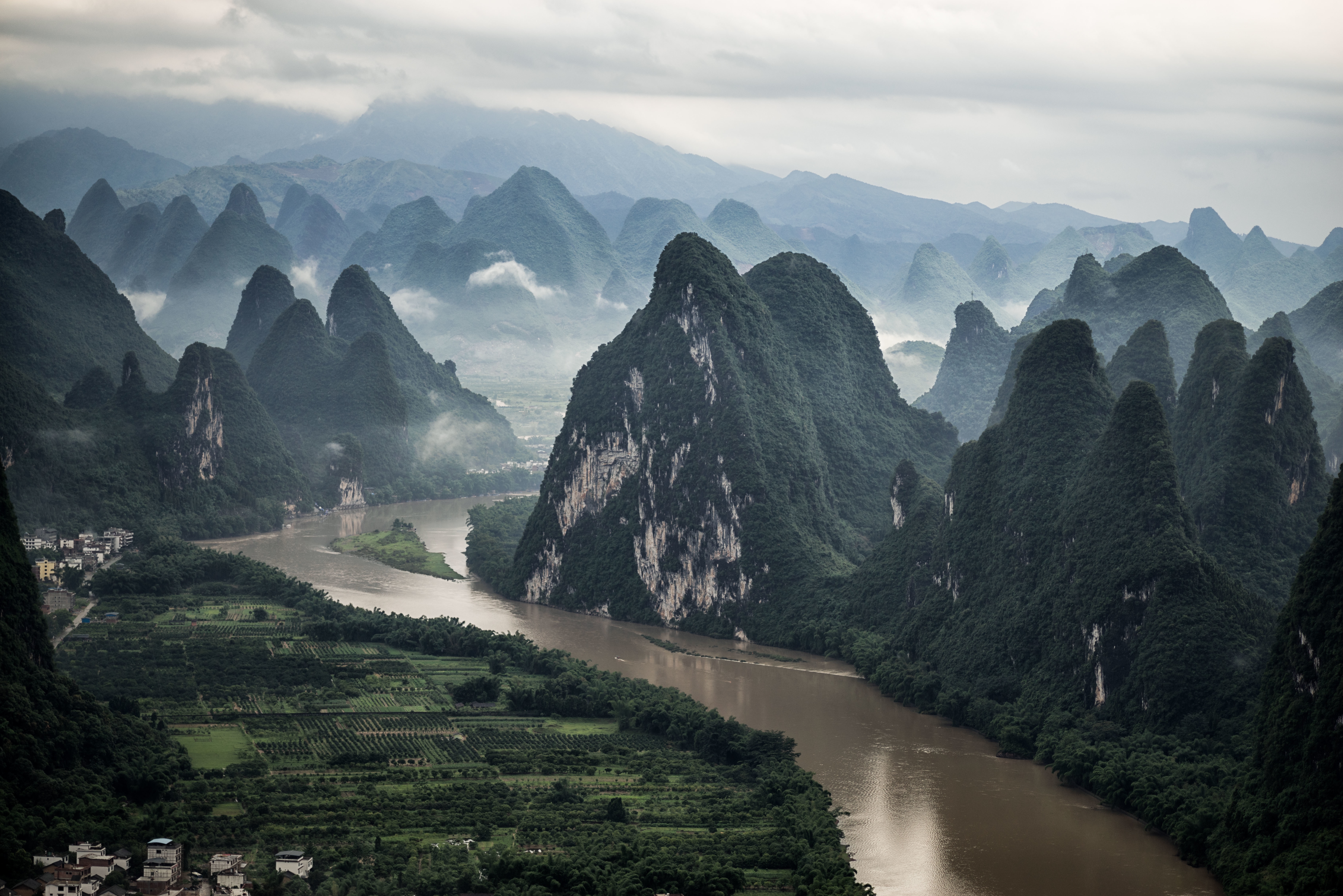 Crucero por el río Li en Guilin con montañas kársticas